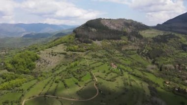Bulgaristan 'ın Balkan Dağları' nın Bov köyü yakınlarındaki İskar boğazının şaşırtıcı hava manzarası