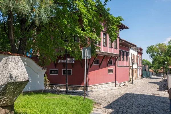 ブルガリア プロヴディフの旧市街にある典型的な通りと家 — ストック写真