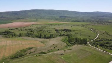 Bulgaristan 'ın Sofya bölgesindeki Godech kasabası yakınlarındaki kırsal arazinin bahar havası manzarası