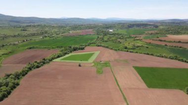 Bulgaristan 'ın Sofya bölgesindeki Godech kasabası yakınlarındaki kırsal arazinin bahar havası manzarası