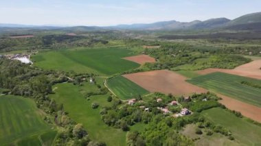 Bulgaristan 'ın Sofya bölgesindeki Godech kasabası yakınlarındaki kırsal arazinin bahar havası manzarası