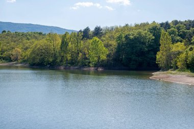 Bulgaristan 'ın Filibe Bölgesi' nin Asenovgrad kenti yakınlarındaki Kırk Springs Reservoir 'un bahar manzarası