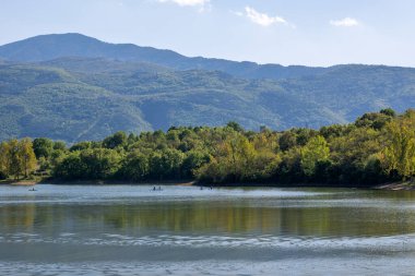 Bulgaristan 'ın Filibe Bölgesi' nin Asenovgrad kenti yakınlarındaki Kırk Springs Reservoir 'un bahar manzarası