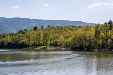 Bulgaristan 'ın Filibe Bölgesi' nin Asenovgrad kenti yakınlarındaki Kırk Springs Reservoir 'un bahar manzarası