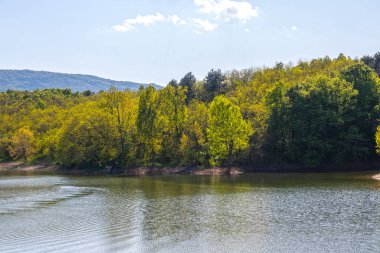 Bulgaristan 'ın Filibe Bölgesi' nin Asenovgrad kenti yakınlarındaki Kırk Springs Reservoir 'un bahar manzarası