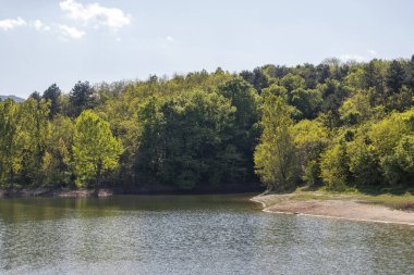 Bulgaristan 'ın Filibe Bölgesi' nin Asenovgrad kenti yakınlarındaki Kırk Springs Reservoir 'un bahar manzarası