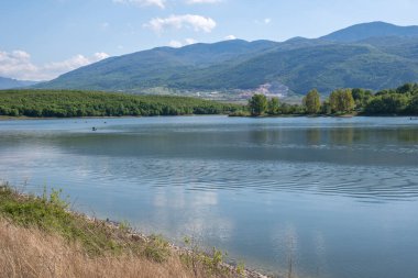 Bulgaristan 'ın Filibe Bölgesi' nin Asenovgrad kenti yakınlarındaki Kırk Springs Reservoir 'un bahar manzarası