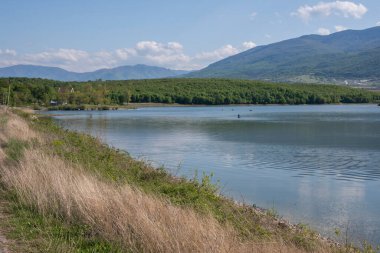 Bulgaristan 'ın Filibe Bölgesi' nin Asenovgrad kenti yakınlarındaki Kırk Springs Reservoir 'un bahar manzarası