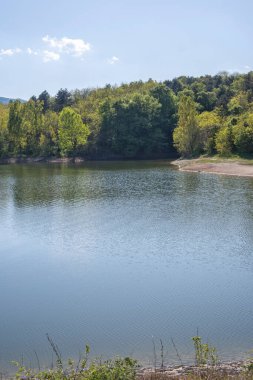Bulgaristan 'ın Filibe Bölgesi' nin Asenovgrad kenti yakınlarındaki Kırk Springs Reservoir 'un bahar manzarası