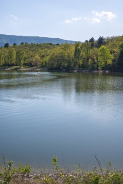 Bulgaristan 'ın Filibe Bölgesi' nin Asenovgrad kenti yakınlarındaki Kırk Springs Reservoir 'un bahar manzarası