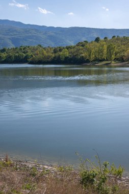 Bulgaristan 'ın Filibe Bölgesi' nin Asenovgrad kenti yakınlarındaki Kırk Springs Reservoir 'un bahar manzarası