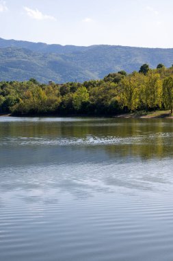 Bulgaristan 'ın Filibe Bölgesi' nin Asenovgrad kenti yakınlarındaki Kırk Springs Reservoir 'un bahar manzarası