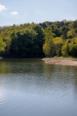 Bulgaristan 'ın Filibe Bölgesi' nin Asenovgrad kenti yakınlarındaki Kırk Springs Reservoir 'un bahar manzarası