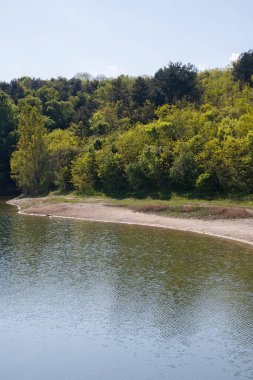 Bulgaristan 'ın Filibe Bölgesi' nin Asenovgrad kenti yakınlarındaki Kırk Springs Reservoir 'un bahar manzarası