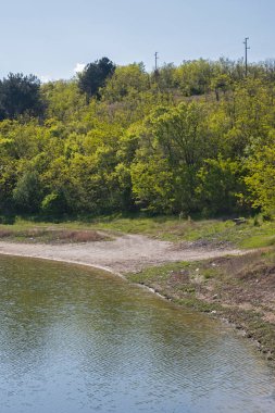 Bulgaristan 'ın Filibe Bölgesi' nin Asenovgrad kenti yakınlarındaki Kırk Springs Reservoir 'un bahar manzarası
