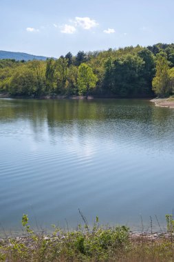 Bulgaristan 'ın Filibe Bölgesi' nin Asenovgrad kenti yakınlarındaki Kırk Springs Reservoir 'un bahar manzarası