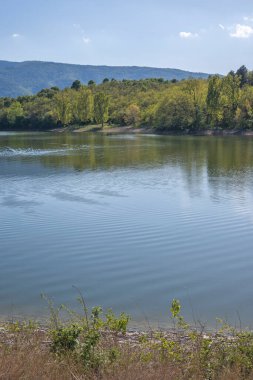 Bulgaristan 'ın Filibe Bölgesi' nin Asenovgrad kenti yakınlarındaki Kırk Springs Reservoir 'un bahar manzarası
