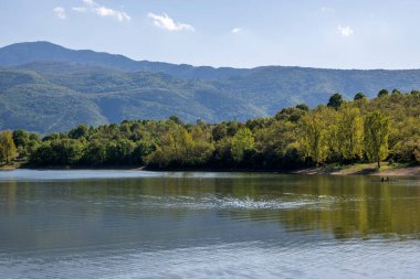 Bulgaristan 'ın Filibe Bölgesi' nin Asenovgrad kenti yakınlarındaki Kırk Springs Reservoir 'un bahar manzarası