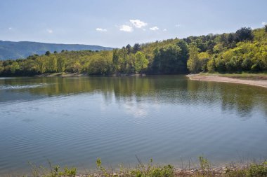 Bulgaristan 'ın Filibe Bölgesi' nin Asenovgrad kenti yakınlarındaki Kırk Springs Reservoir 'un bahar manzarası