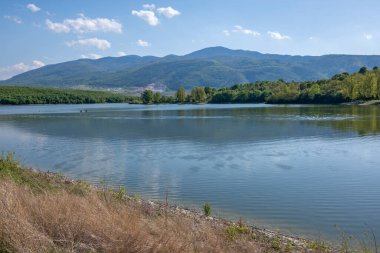 Bulgaristan 'ın Filibe Bölgesi' nin Asenovgrad kenti yakınlarındaki Kırk Springs Reservoir 'un bahar manzarası