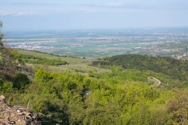 Bulgaristan 'ın Filibe Bölgesi' nin Kuklen kenti yakınlarındaki Rhodopes Dağı 'nın bahar manzarası