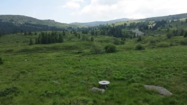 Bulgaristan 'ın Sofya Şehir Bölgesi, Vitosha Dağı' ndaki Konyarnika bölgesinin havadan görüntüsü