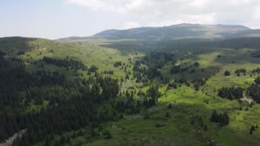 Bulgaristan 'ın Sofya Şehir Bölgesi, Vitosha Dağı' ndaki Konyarnika bölgesinin havadan görüntüsü