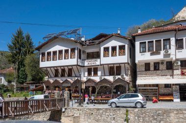 MELNIK, BULGARIA - 13 Nisan 2023: Bulgaristan 'ın Blagoevgrad bölgesindeki Melnik kasabasındaki tipik sokak ve eski evler