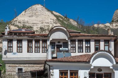 MELNIK, BULGARIA - 13 Nisan 2023: Bulgaristan 'ın Blagoevgrad bölgesindeki Melnik kasabasındaki tipik sokak ve eski evler