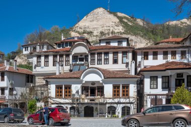 MELNIK, BULGARIA - 13 Nisan 2023: Bulgaristan 'ın Blagoevgrad bölgesindeki Melnik kasabasındaki tipik sokak ve eski evler
