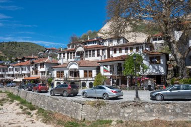 MELNIK, BULGARIA - 13 Nisan 2023: Bulgaristan 'ın Blagoevgrad bölgesindeki Melnik kasabasındaki tipik sokak ve eski evler