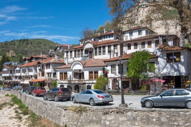 MELNIK, BULGARIA - 13 Nisan 2023: Bulgaristan 'ın Blagoevgrad bölgesindeki Melnik kasabasındaki tipik sokak ve eski evler