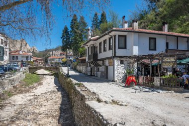 MELNIK, BULGARIA - 13 Nisan 2023: Bulgaristan 'ın Blagoevgrad bölgesindeki Melnik kasabasındaki tipik sokak ve eski evler