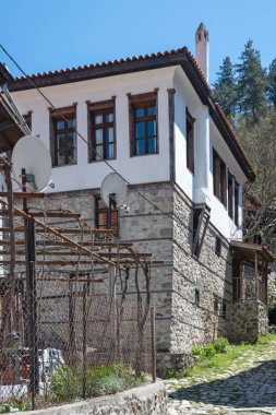 MELNIK, BULGARIA - 13 Nisan 2023: Bulgaristan 'ın Blagoevgrad bölgesindeki Melnik kasabasındaki tipik sokak ve eski evler