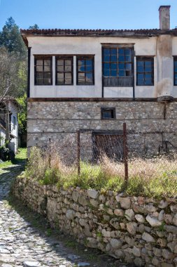 MELNIK, BULGARIA - 13 Nisan 2023: Bulgaristan 'ın Blagoevgrad bölgesindeki Melnik kasabasındaki tipik sokak ve eski evler