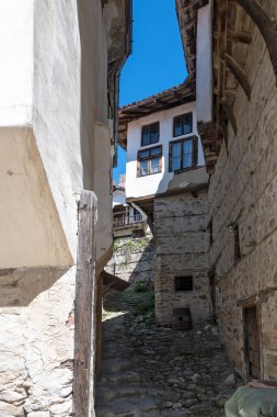 MELNIK, BULGARIA - 13 Nisan 2023: Bulgaristan 'ın Blagoevgrad bölgesindeki Melnik kasabasındaki tipik sokak ve eski evler