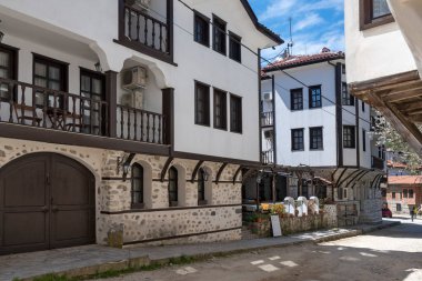 MELNIK, BULGARIA - 13 Nisan 2023: Bulgaristan 'ın Blagoevgrad bölgesindeki Melnik kasabasındaki tipik sokak ve eski evler