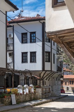 MELNIK, BULGARIA - 13 Nisan 2023: Bulgaristan 'ın Blagoevgrad bölgesindeki Melnik kasabasındaki tipik sokak ve eski evler