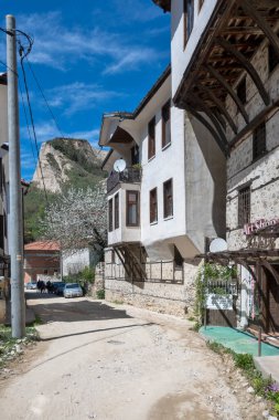 MELNIK, BULGARIA - 13 Nisan 2023: Bulgaristan 'ın Blagoevgrad bölgesindeki Melnik kasabasındaki tipik sokak ve eski evler