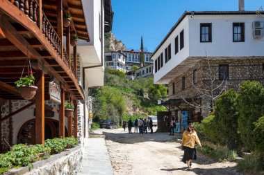 MELNIK, BULGARIA - 13 Nisan 2023: Bulgaristan 'ın Blagoevgrad bölgesindeki Melnik kasabasındaki tipik sokak ve eski evler