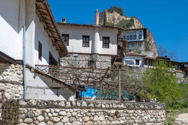 MELNIK, BULGARIA - 13 Nisan 2023: Bulgaristan 'ın Blagoevgrad bölgesindeki Melnik kasabasındaki tipik sokak ve eski evler