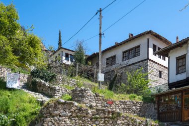 MELNIK, BULGARIA - 13 Nisan 2023: Bulgaristan 'ın Blagoevgrad bölgesindeki Melnik kasabasındaki tipik sokak ve eski evler