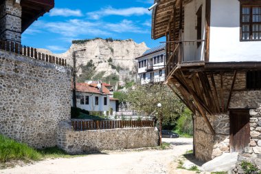 MELNIK, BULGARIA - 13 Nisan 2023: Bulgaristan 'ın Blagoevgrad bölgesindeki Melnik kasabasındaki tipik sokak ve eski evler