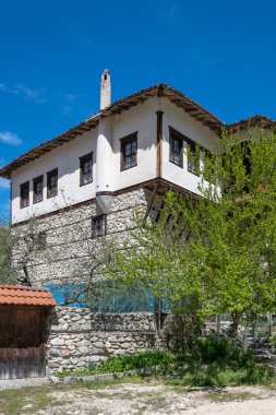 MELNIK, BULGARIA - 13 Nisan 2023: Bulgaristan 'ın Blagoevgrad bölgesindeki Melnik kasabasındaki tipik sokak ve eski evler