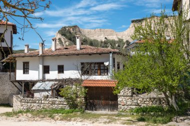 MELNIK, BULGARIA - 13 Nisan 2023: Bulgaristan 'ın Blagoevgrad bölgesindeki Melnik kasabasındaki tipik sokak ve eski evler