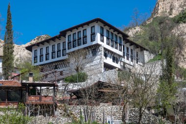 MELNIK, BULGARIA - 13 Nisan 2023: Bulgaristan 'ın Blagoevgrad bölgesindeki Melnik kasabasındaki tipik sokak ve eski evler