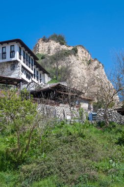 MELNIK, BULGARIA - 13 Nisan 2023: Bulgaristan 'ın Blagoevgrad bölgesindeki Melnik kasabasındaki tipik sokak ve eski evler