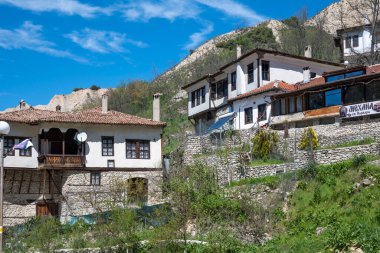 MELNIK, BULGARIA - 13 Nisan 2023: Bulgaristan 'ın Blagoevgrad bölgesindeki Melnik kasabasındaki tipik sokak ve eski evler