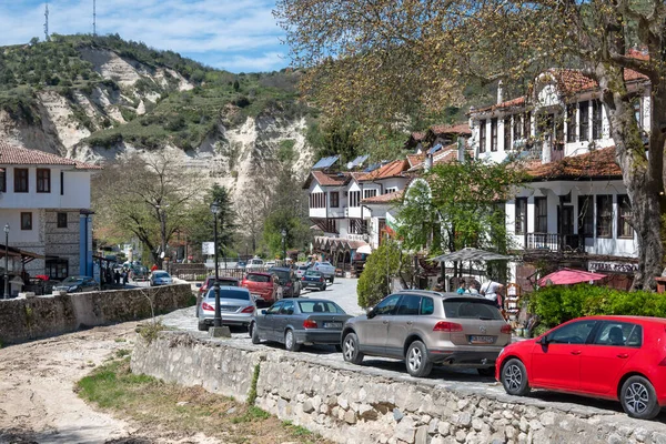 MELNIK, BULGARIA - 13 Nisan 2023: Bulgaristan 'ın Blagoevgrad bölgesindeki Melnik kasabasındaki tipik sokak ve eski evler