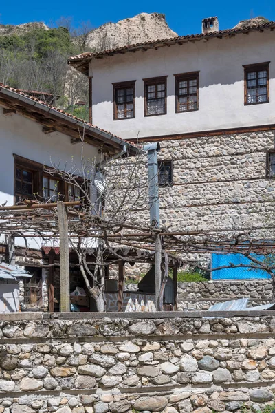 MELNIK, BULGARIA - 13 Nisan 2023: Bulgaristan 'ın Blagoevgrad bölgesindeki Melnik kasabasındaki tipik sokak ve eski evler
